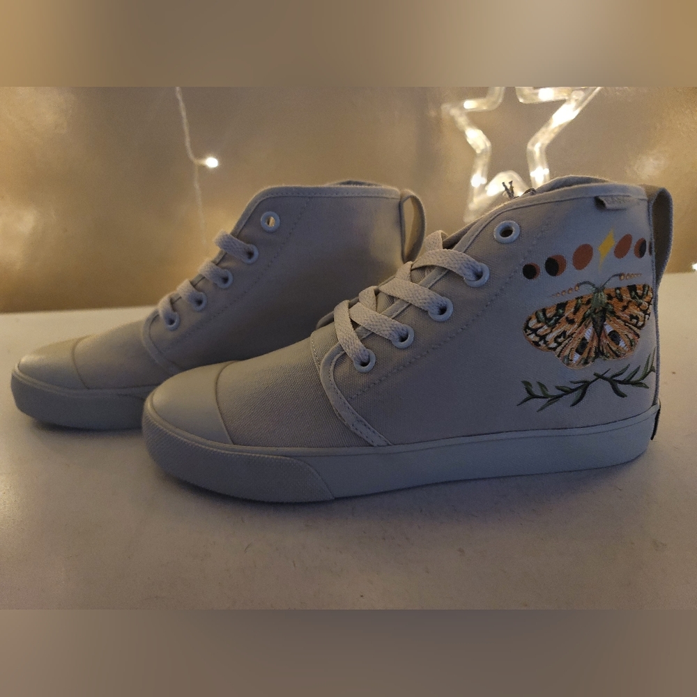 Shoes - Picture 3 of 6
